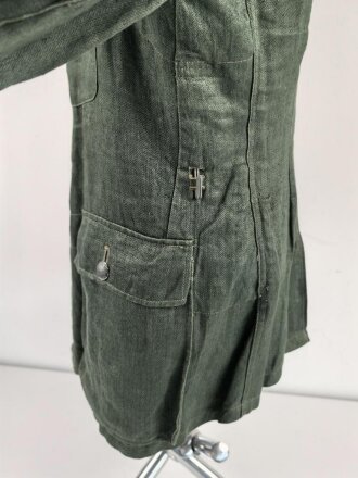 Heer, Feldbluse Modell 1943 für Mannschaften. Ausführung in Drillichmaterial, Kammerstück in sehr gutem Zustand, der Adler nachträglich vernäht