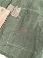 Heer, Feldbluse Modell 1943 für Mannschaften. Ausführung in Drillichmaterial, Kammerstück in sehr gutem Zustand, der Adler nachträglich vernäht