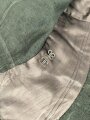 Heer, Feldbluse Modell 1943 für Mannschaften. Ausführung in Drillichmaterial, Kammerstück in sehr gutem Zustand, der Adler nachträglich vernäht