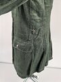 Heer, Feldbluse Modell 1943 für Mannschaften. Ausführung in Drillichmaterial, Kammerstück in sehr gutem Zustand, der Adler nachträglich vernäht