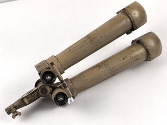 Scherenfernrohr 14.Z. Gi . Originallack, seltene Ausführung für mot Einheiten, so z.B. in Halbkettenfahrzeugen verbaut.. Gute Durchsicht, Gitterplatte deutlich. Rechts leicht am Rand verpilzt, links Verstellring gängig aber ohne Funktion