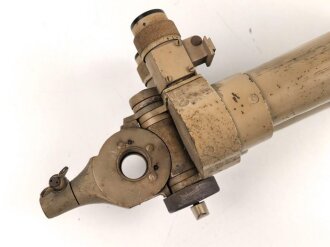 Scherenfernrohr 14.Z. Gi . Originallack, seltene Ausführung für mot Einheiten, so z.B. in Halbkettenfahrzeugen verbaut.. Gute Durchsicht, Gitterplatte deutlich. Rechts leicht am Rand verpilzt, links Verstellring gängig aber ohne Funktion
