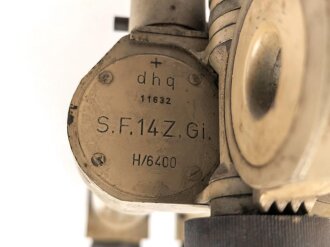 Scherenfernrohr 14.Z. Gi . Originallack, seltene Ausführung für mot Einheiten, so z.B. in Halbkettenfahrzeugen verbaut.. Gute Durchsicht, Gitterplatte deutlich. Rechts leicht am Rand verpilzt, links Verstellring gängig aber ohne Funktion