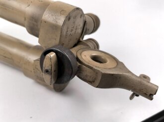 Scherenfernrohr 14.Z. Gi . Originallack, seltene Ausführung für mot Einheiten, so z.B. in Halbkettenfahrzeugen verbaut.. Gute Durchsicht, Gitterplatte deutlich. Rechts leicht am Rand verpilzt, links Verstellring gängig aber ohne Funktion