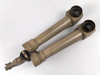 Scherenfernrohr 14.Z. Gi . Originallack, seltene Ausführung für mot Einheiten, so z.B. in Halbkettenfahrzeugen verbaut.. Gute Durchsicht, Gitterplatte deutlich. Rechts leicht am Rand verpilzt, links Verstellring gängig aber ohne Funktion