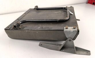 Moderner Klappsitz für Fahrzeug. Eingestaubt