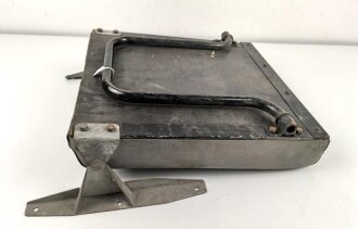 Moderner Klappsitz für Fahrzeug. Eingestaubt