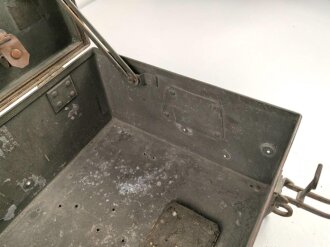 Transportkasten für optisches Gerät der Wehrmacht. Hersteller blc. Originallack, ungereinigtes Stück, sicherlich zur Montage auf einem Fahrzeug.