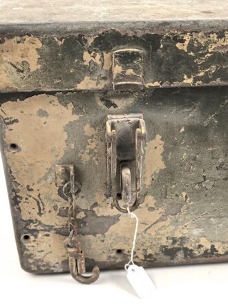 Transportkasten für optisches Gerät der Wehrmacht. Hersteller blc. Originallack, ungereinigtes Stück, sicherlich zur Montage auf einem Fahrzeug.