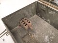 Transportkasten für optisches Gerät der Wehrmacht. Hersteller blc. Originallack, ungereinigtes Stück, sicherlich zur Montage auf einem Fahrzeug.