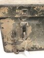 Transportkasten für optisches Gerät der Wehrmacht. Hersteller blc. Originallack, ungereinigtes Stück, sicherlich zur Montage auf einem Fahrzeug.