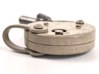 Wehrmacht Vorhängeschloss "Bora 1944", Originallack, Neuwertig mit zwei Schlüsseln, so auch an den Motorradpacktaschen verwandt