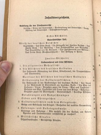 "Der Dienstunterricht im Heere, Ausgabe für den Kraftfahrer" datiert 1941, 327 Seiten, DIN A5, gebraucht