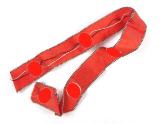 Gewebtes Band mit Hakenkreuzen. Breite 22mm, Gesamtlänge 39cm