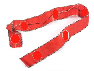 Gewebtes Band mit Hakenkreuzen. Breite 22mm, Gesamtlänge 39cm