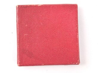 Pappschachtel für eine nicht tragbare Medaille. Maße 5,5 x 5,5 x 1cm