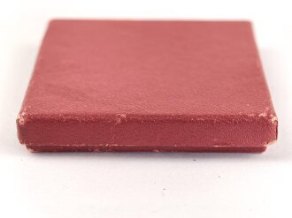 Pappschachtel für eine nicht tragbare Medaille. Maße 5,5 x 5,5 x 1cm