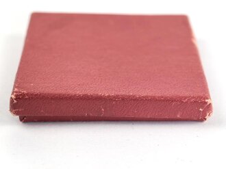 Pappschachtel für eine nicht tragbare Medaille. Maße 5,5 x 5,5 x 1cm