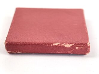 Pappschachtel für eine nicht tragbare Medaille. Maße 5,5 x 5,5 x 1cm