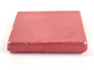 Pappschachtel für eine nicht tragbare Medaille. Maße 5,5 x 5,5 x 1cm
