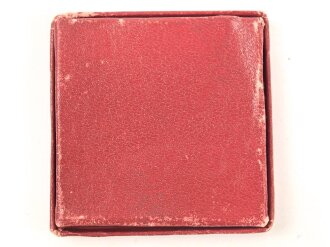 Pappschachtel für eine nicht tragbare Medaille. Maße 5,5 x 5,5 x 1cm