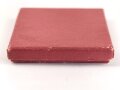 Pappschachtel für eine nicht tragbare Medaille. Maße 5,5 x 5,5 x 1cm