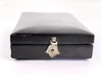 Japan 2. Weltkrieg, Rot Kreuz Ehrenzeichen 2. Stufe am Band. Mit Knopflochminiatur, in Lacketui