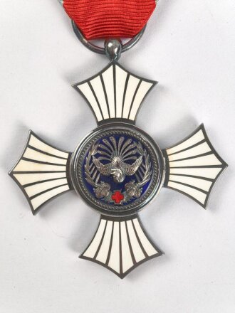 Japan 2. Weltkrieg, Rot Kreuz Ehrenzeichen 2. Stufe am Band. Mit Knopflochminiatur, in Lacketui