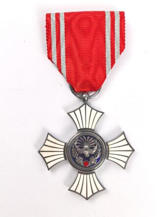 Japan 2. Weltkrieg, Rot Kreuz Ehrenzeichen 2. Stufe am Band. Mit Knopflochminiatur, in Lacketui