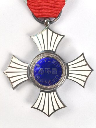 Japan 2. Weltkrieg, Rot Kreuz Ehrenzeichen 2. Stufe am Band. Mit Knopflochminiatur, in Lacketui