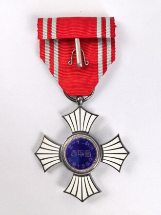 Japan 2. Weltkrieg, Rot Kreuz Ehrenzeichen 2. Stufe am Band. Mit Knopflochminiatur, in Lacketui