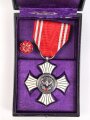 Japan 2. Weltkrieg, Rot Kreuz Ehrenzeichen 2. Stufe am Band. Mit Knopflochminiatur, in Lacketui
