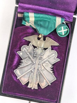 Japan 2. Weltkrieg, Orden von goldenen Drachen 7. Stufe ? am Band. Mit Knopflochminiatur, in Lacketui