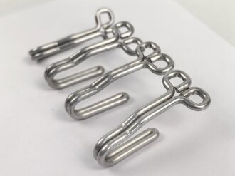 Vier Koppelhaken für eine Feldbluse der Wehrmacht, Aluminium