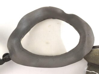 Kradmelderbrille Wehrmacht, Gummi weich, Band elastisch. Datiert 1941, guter Gesamtzustand