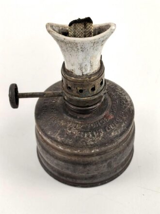 Dochtlampe zur Sammleranwärmung für Wehrmachtsfahrzeuge, ungereinigtes Stück, Originallack, datiert 1943