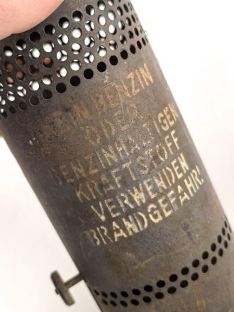 Dochtlampe zur Sammleranwärmung für Wehrmachtsfahrzeuge, ungereinigtes Stück, Originallack, datiert 1942