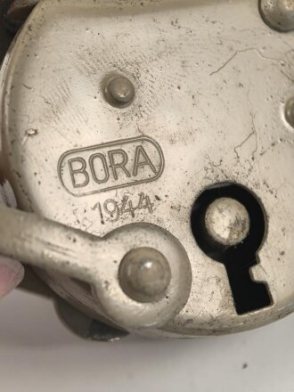 Wehrmacht Vorhängeschloss "Bora 1944", Originallack, Neuwertig mit zwei Schlüsseln, so auch an den Motorradpacktaschen verwandt