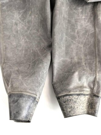Schwerer Gasschutzanzug , Jacke und Hose aus weichem Gummi, jeweils Grösse 2. Hersteller Auer 1940. Jeweils ungereinigt