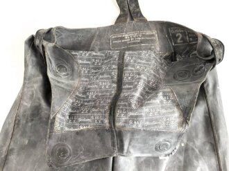 Schwerer Gasschutzanzug , Jacke und Hose aus weichem Gummi, jeweils Grösse 2. Hersteller Auer 1940. Jeweils ungereinigt