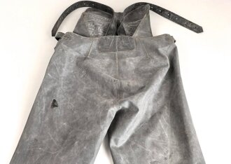 Schwerer Gasschutzanzug , Jacke und Hose aus weichem Gummi, jeweils Grösse 2. Hersteller Auer 1940. Jeweils ungereinigt