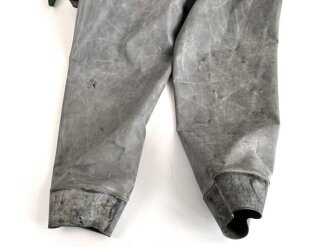 Schwerer Gasschutzanzug , Jacke und Hose aus weichem Gummi, jeweils Grösse 2. Hersteller Auer 1940. Jeweils ungereinigt