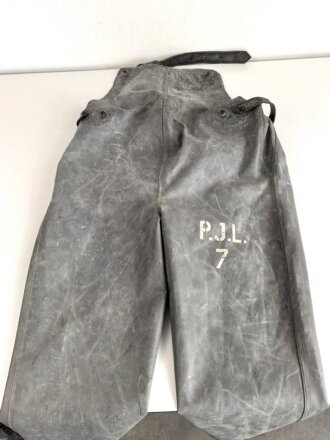 Schwerer Gasschutzanzug , Jacke und Hose aus weichem Gummi, jeweils Grösse 2. Hersteller Auer 1940. Jeweils ungereinigt