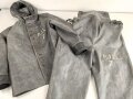 Schwerer Gasschutzanzug , Jacke und Hose aus weichem Gummi, jeweils Grösse 2. Hersteller Auer 1940. Jeweils ungereinigt