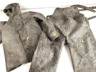 Schwerer Gasschutzanzug , Jacke und Hose aus weichem Gummi, jeweils Grösse 2. Hersteller Auer 1940. Jeweils ungereinigt