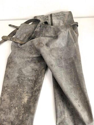 Schwerer Gasschutzanzug , Jacke und Hose aus weichem Gummi, jeweils Grösse 2. Hersteller Auer 1940. Jeweils ungereinigt