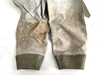Schwerer Gasschutzanzug , Jacke und Hose jeweils in Teilen trocken. Ungereinigt