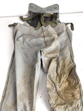 Schwerer Gasschutzanzug , Jacke und Hose jeweils in Teilen trocken. Ungereinigt