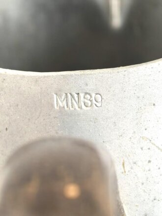 Wasserkanne Wehrmacht aus Aluminium, Hersteller MN39, aussen neuzeitlich silbern lackiert. Ungereinigt