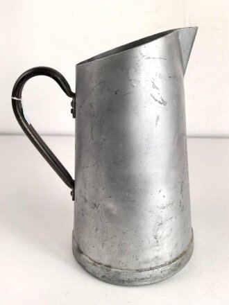 Wasserkanne Wehrmacht aus Aluminium, Hersteller MN39, aussen neuzeitlich silbern lackiert. Ungereinigt